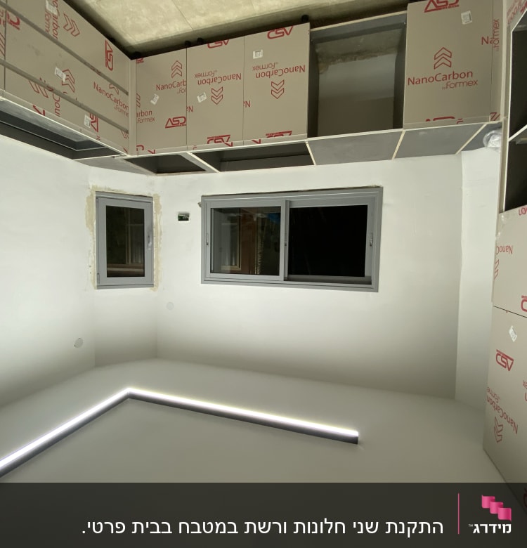 חלונות אלומיניום עם מסגרת אפורה בחדר